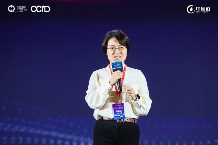 穿著藍(lán)色衣服的男人在舞臺上

中度可信度描述已自動生成